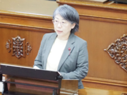 本会議場で質問するみつなか美由紀市議